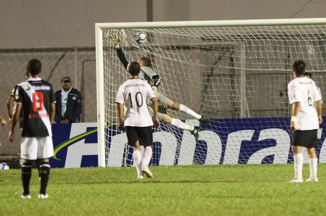 Exato momento em que a bomba de Leo Gago vence o goleiro Colombo e decreta a vitória do Vasco | 