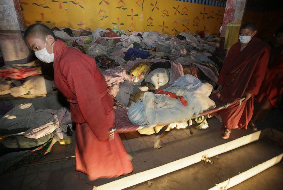 Centenas, se não milhares, de monges budistas tibetanos se juntaram às equipes de resgate para ajudar os soldados no distante e gélido condado de Yushu | Reuters