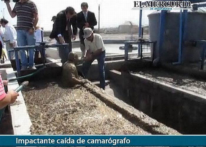 Cinegrafista caiu dentro de poço de dejetos fecais durante reportagem | Reprodução