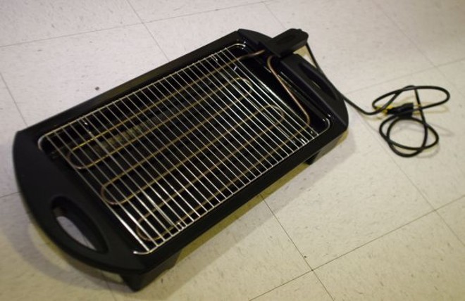 Modelo elétrico, da Fischer. Alta resistência à temperatura, cuba esmaltada e grade cromada removível. R$ 129,90, na Cassol |