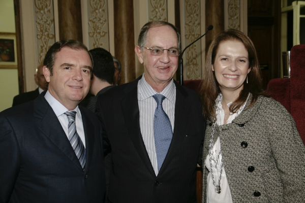 O empresário José Isaac Peres (ao centro), presidente do Grupo Multiplan, comemora com Ruben Fomighieri, presidente da Editora Positivo, e Jacqueline Lemos, superintendente do ParkShoppingBarigui, o título de cidadão honorário de Curitiba que ele recebeu da Câmara Municipal nesta quarta-feira. A homenagem foi proposta pelo vereador Celso Torquato | Guilherme Pupo