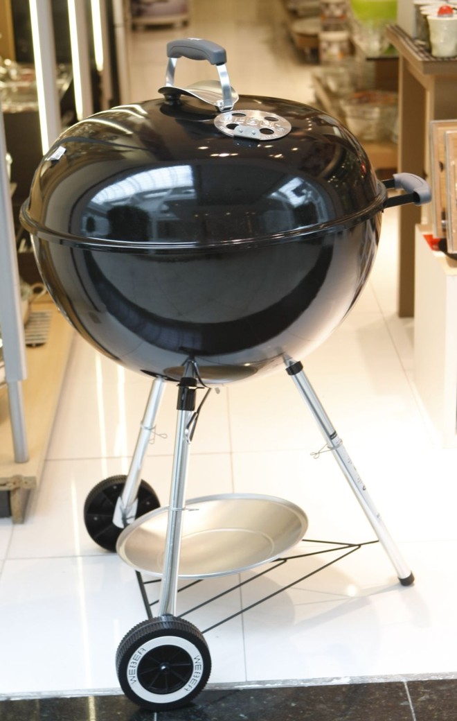 Modelo de metal preto, da ND, com tampo regulável. R$ 558,71, no Balaroti |