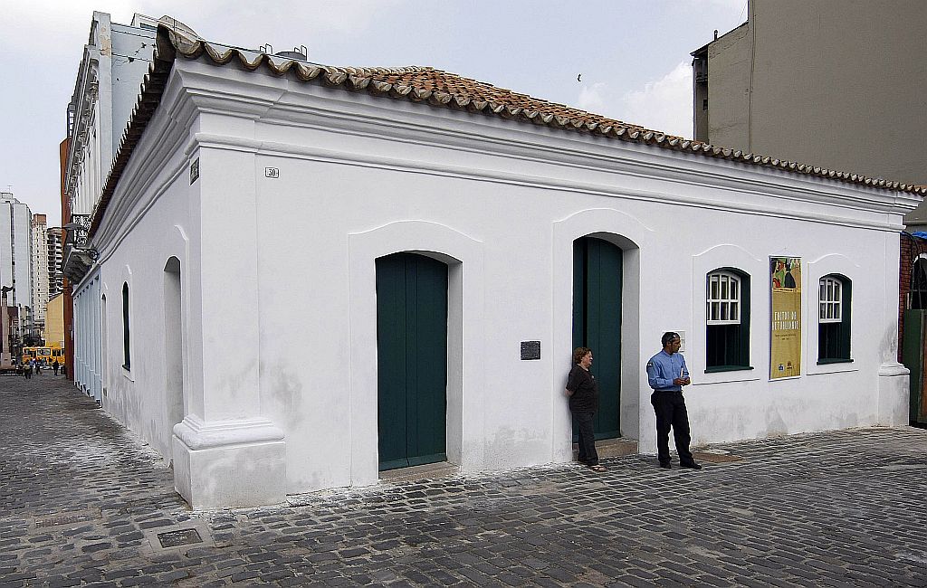 Fachada da Casa Romário Martins: único remanescente colonial do século 18 no centro de Curitiba | 