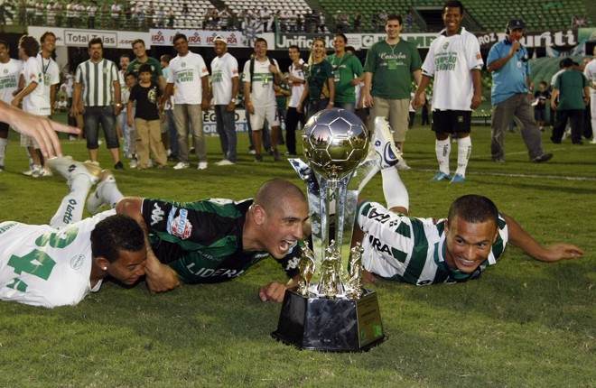 Jogadores do Coritiba, a exemplo da seleção de vôlei, improvisam peixinho na comemoração | 
