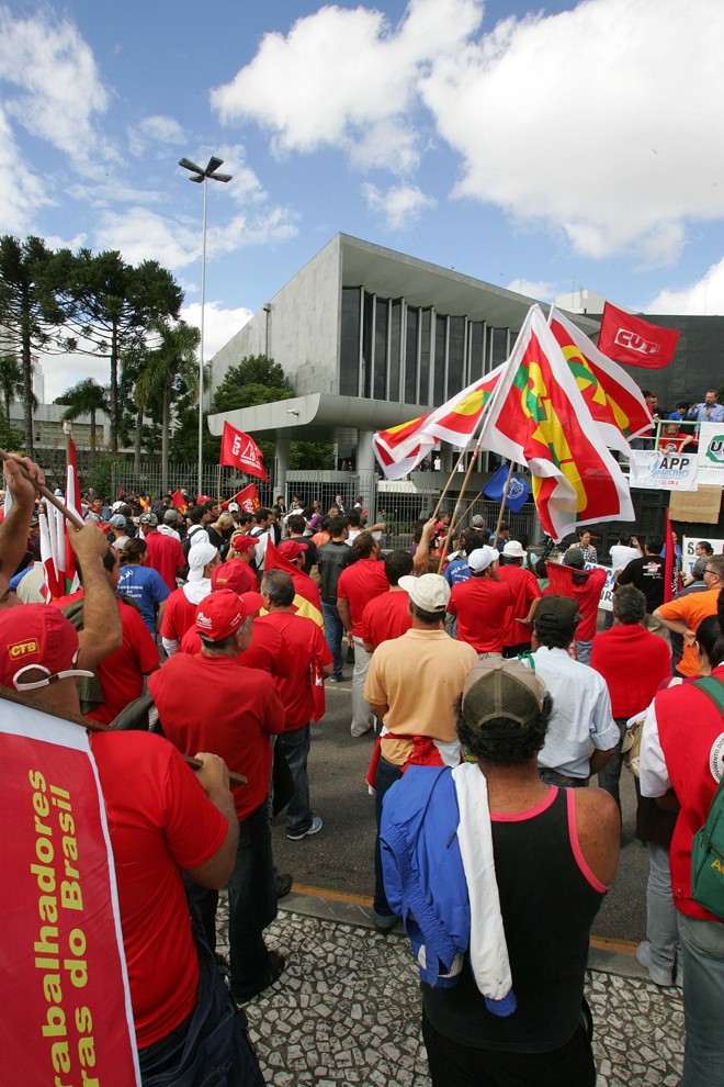 A manifestação partiu da Praça Santos Andrade, em direção à Assembleia Legislativa | 
