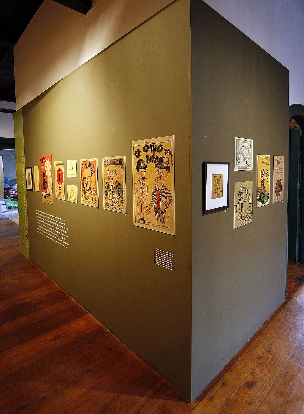 Políticos, padres, mulheres e artefatos da vida moderna inspiraram as charges selecionadas para compor a mostra | Fotos: Valterci Santos/Gazeta do Povo