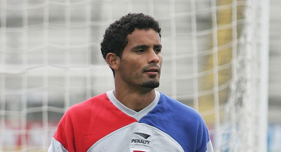 Zagueiro Leandro era pretendido pelo Paraná Clube, onde jogou a Série B passada, mas conversa com comissão técnica atleticana o convenceu a seguir o rumo do CT do Caju | Daniel Castellano / Agência de Notícias Gazeta do Povo