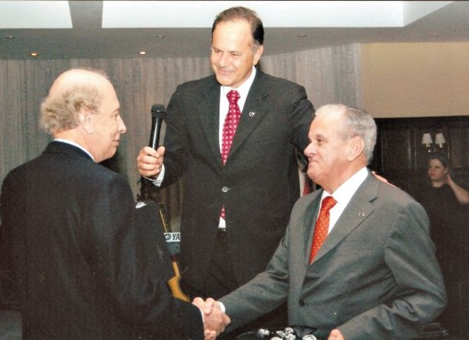 JORNADA DE CIRURGIA PLÁSTICA EM CURITIBA - A Sociedade Brasileira de Cirurgia Plástica Regional Paraná, comandada pelo médico César Antonio Ribas Milléo, realizou na última semana a 26ª Jornada Sul Brasileira da especialidade em Curitiba, recebendo profissionais de todo o país em torno de palestras e encontros de atualização. Entre os presentes estavam os renomados médicos Lyacir Ribeiro e Ronaldo Pontes, do Rio de Janeiro, que foram homenageados pelo presidente Milléo |