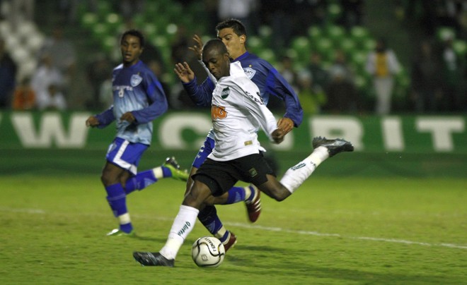 Geraldo chutou na trave aos 44 minutos do segundo tempo. Na sobra, rafinha completou para as redes |