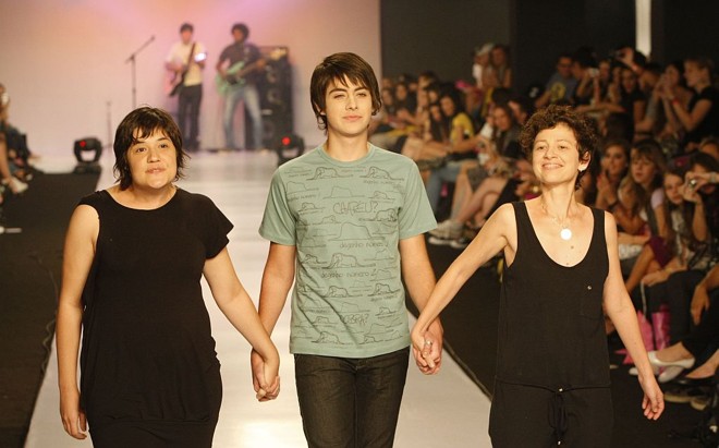 Tiago Banik, talento curitibano, ladeado pelas estilistas Fabianna Pescara (esq.) e Renata Skrobot, da Viu? |