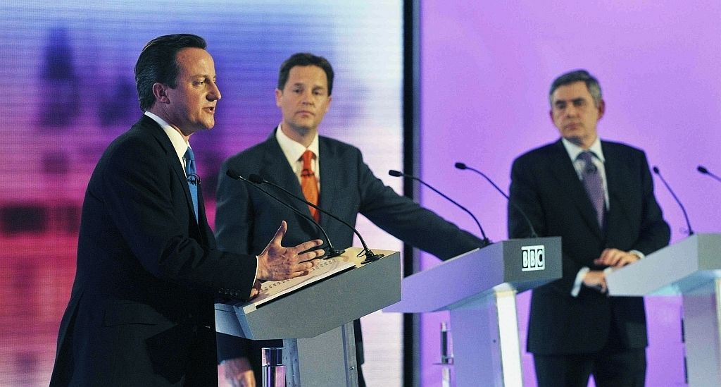 Duas pesquisas publicadas imediatamente após o debate indicaram vitória do conservador David Cameron (esquerda). Também participaram do debate o liberal democrata Nick Clegg (centro) e o atual primeiro-ministro britânico Gordon Brown | Reuters
