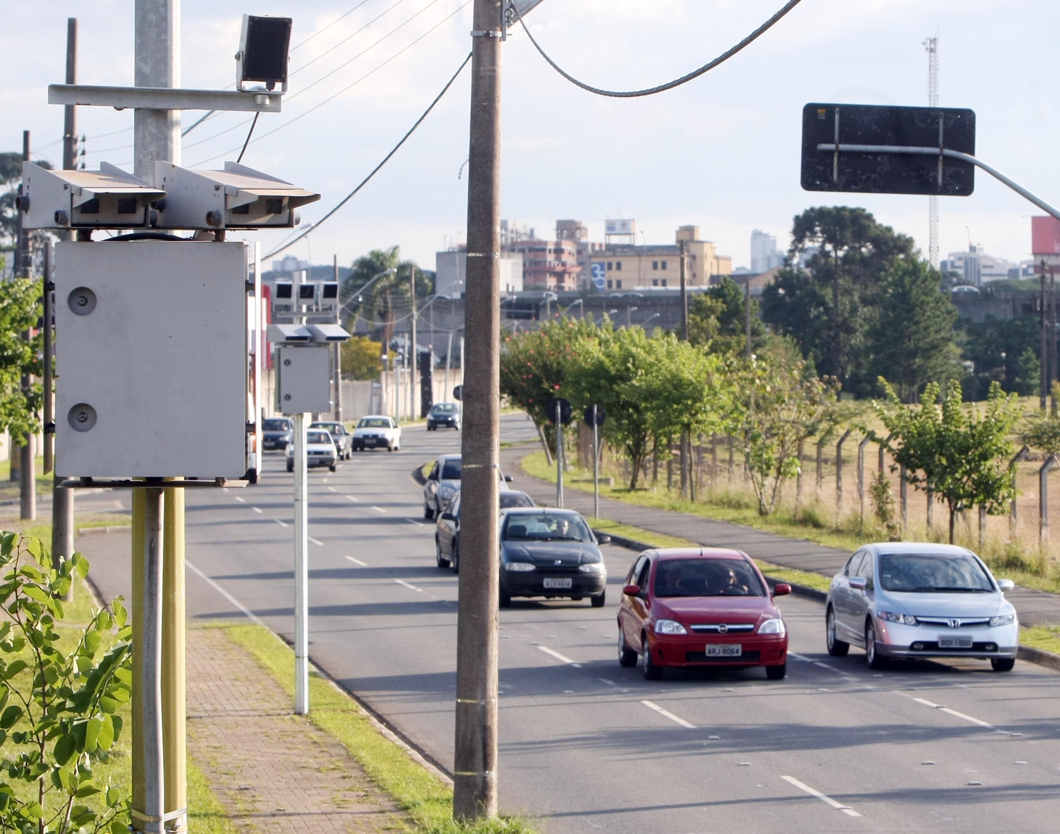 Os antigos radares ainda não foram removidos e por isso o motorista pode encontrar dois equipamentos muito próximos | Albari Rosa / Agência de Notícias Gazeta do Povo