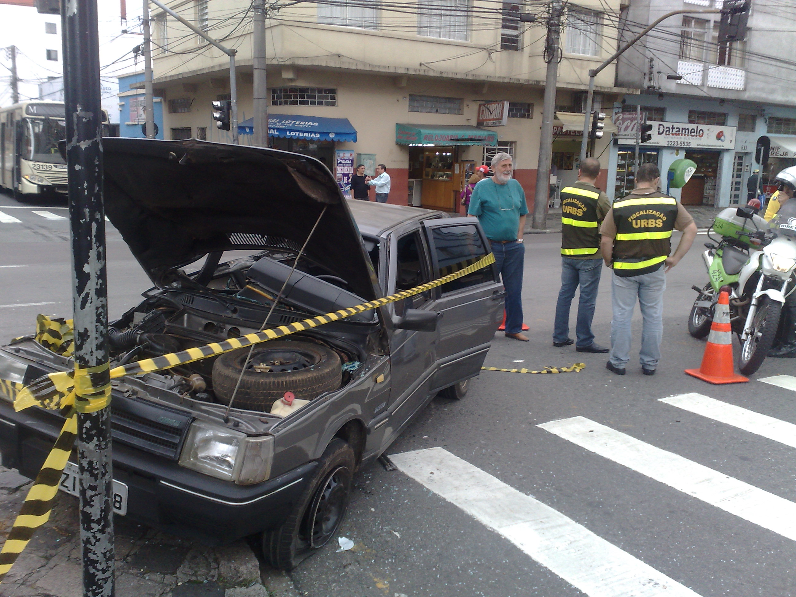 Após o acidente, agentes de trânsito isolaram a área até que o automóvel fosse removido | Felippe Aníbal