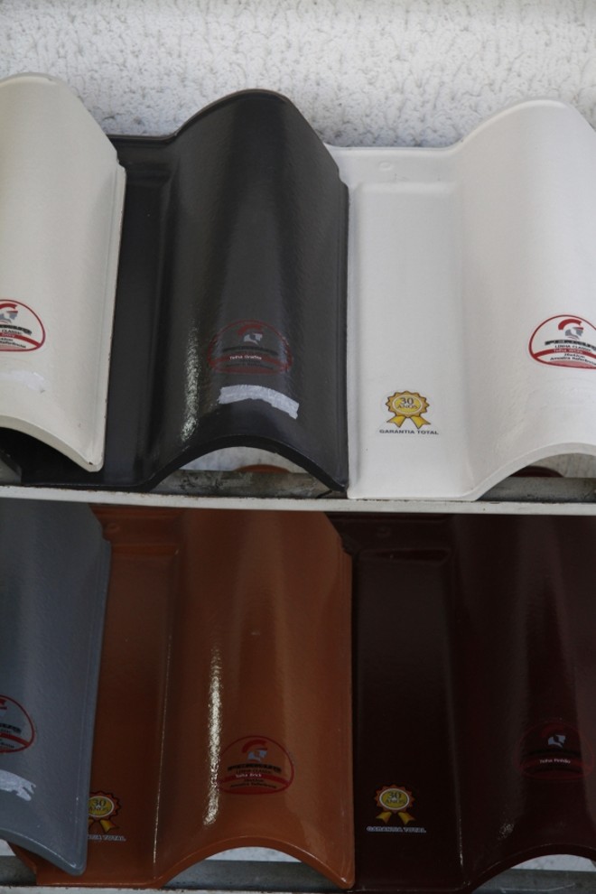 Telha de cerâmica esmaltada da linha Perkus classic, da Casagrande. À venda na Bigolin por R$ 2.800 o milheiro |