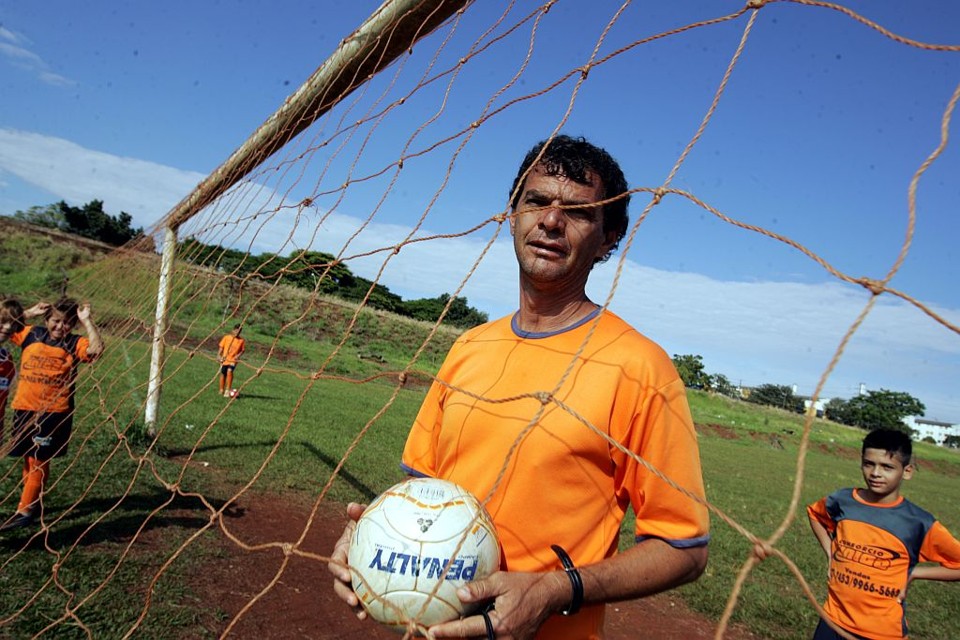 Berg, hoje professor em uma escolinha de futebol em Londrina, viu o Atletiba de 90 arruinar sua carreira | Roberto Custódio/ Jornal de Londrina