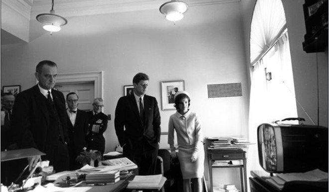 Da era Kennedy... -O ex-presidente americano John Kennedy (no centro) observa na tevê a transmissão do lançamento que levou ao espaço o primeiro astronauta do país, Alan Shepard, em 1961. A seu lado estavam a primeira-dama, Jacqueline, e o vice-presidente Lyndon Johnson. Kennedy foi o primeiro presidente americano a fazer uso intenso da televisão em seu governo, e costuma-se atribuir sua vitória nas eleições de 1960 a um bom desempenho nos debates televisivos  uma novidade para a época | 