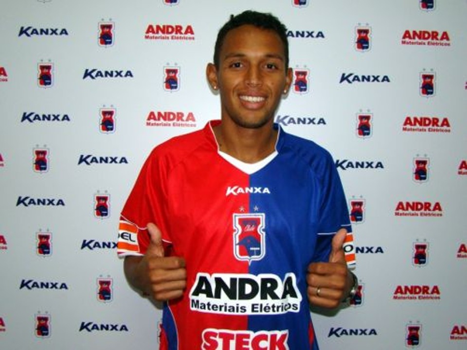Gilson é apresentado com a camisa do Paraná | Divulgação / Paraná Clube