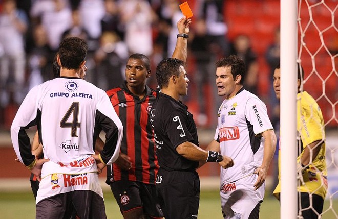 Gílson recebe cartão vermelho após impedir gol com as mãos: expulsão de lateral ajudou Atlético a virar o marcador | 