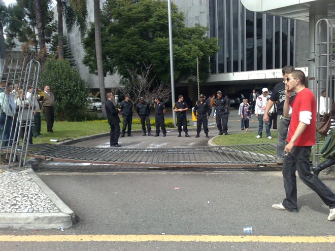 Após a invasão, portão de entrada da Assembleia ficou caído no chão |