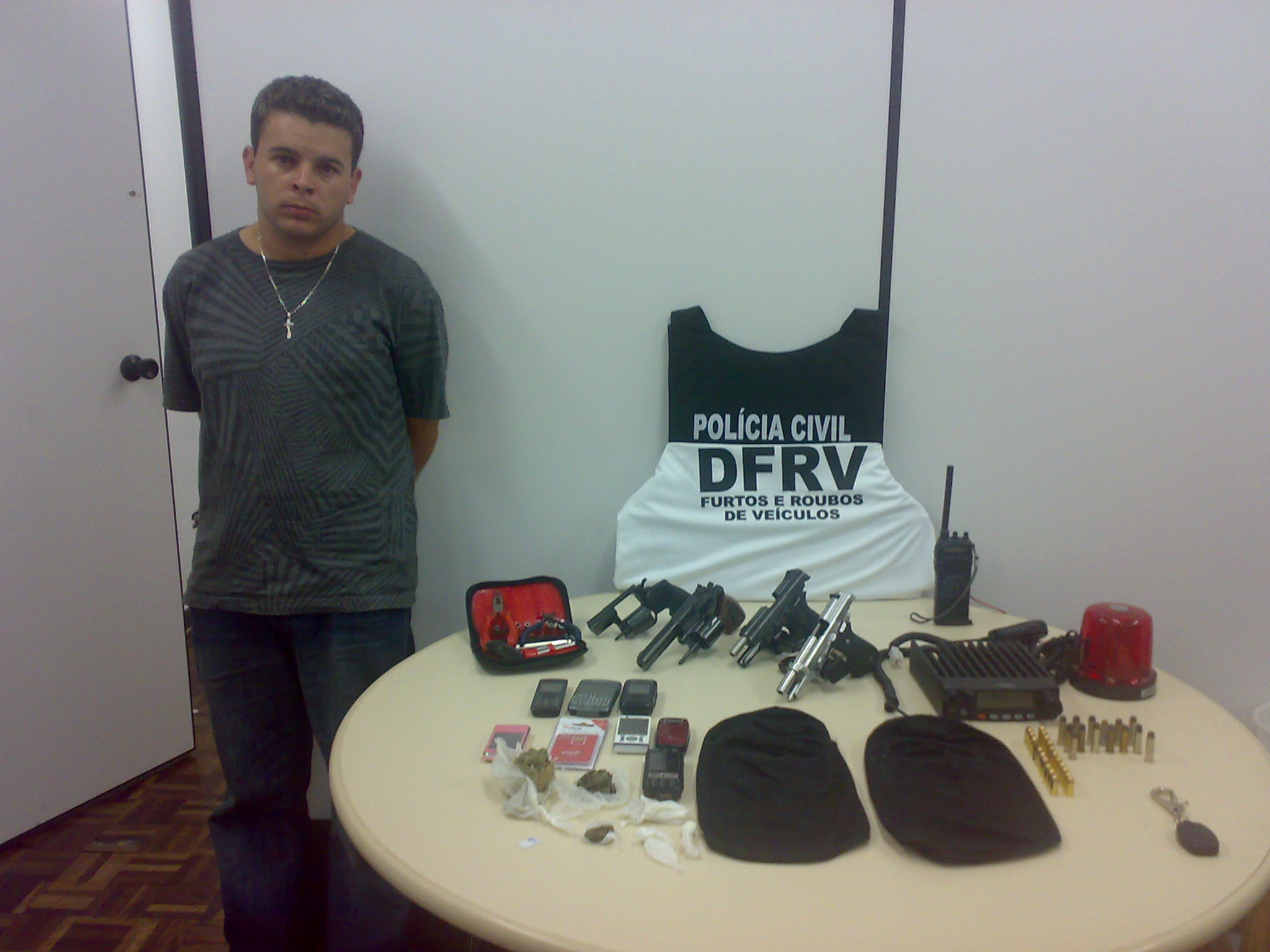 Homem é suspeito de roubar carro no último dia 30 em Curitiba. Com ele, polícia encontrou quatro armas | Divulgação DFRV