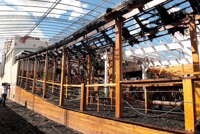 A entrada do bar é construída em madeira, o que facilitou o avanço das chamas |