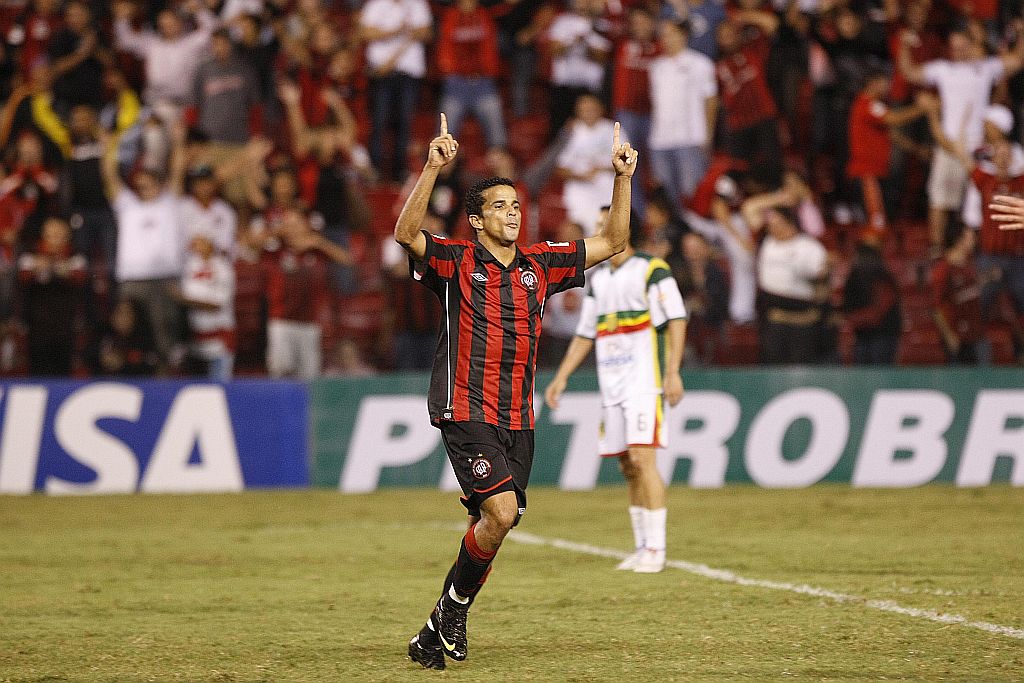 O atacante Bruno Mineiro comemora o gol marcado por ele aos 47 minutos do segundo tempo | Pedro Serápio/ Gazeta do Povo