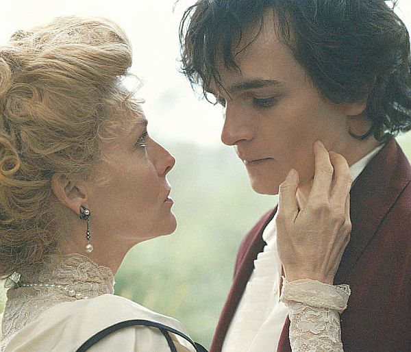 No drama Cheri, Michelle Pfeiffer inicia Rupert Friend na arte do amor | Divulgação