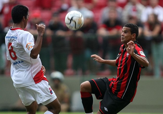 Bruno Mineiro duela com Chicão: jogada entre os dois acabou tirando o atacante do jogo no final do primeiro tempo | 