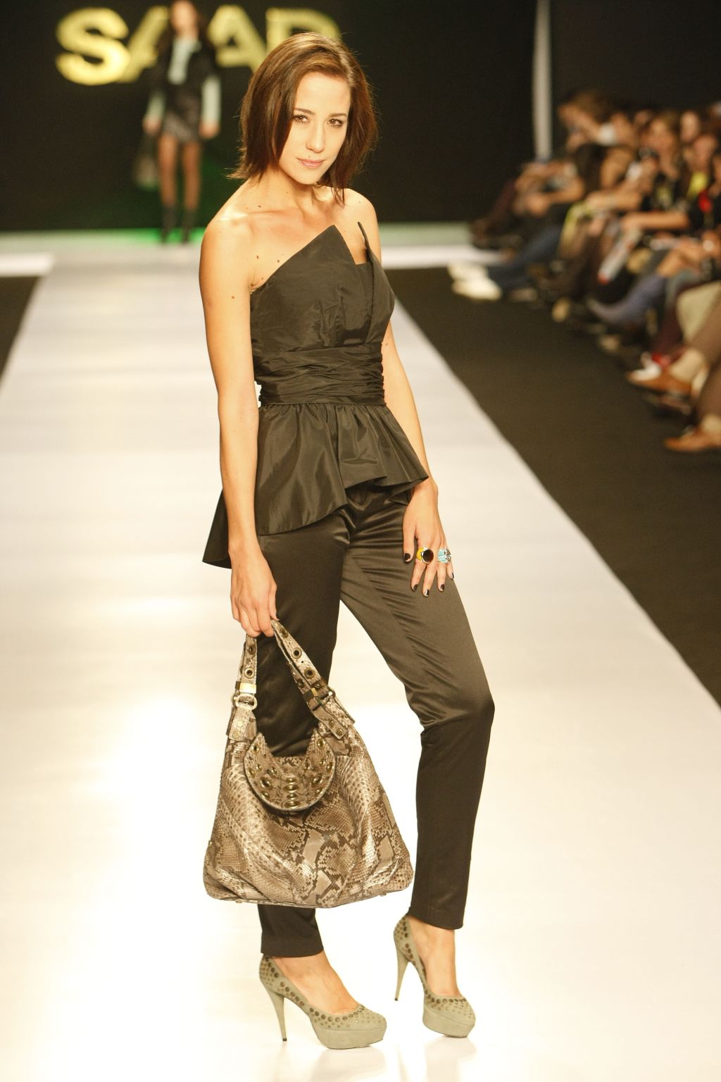 Paola de Orleans e Bragança aparece toda de preto, com uma blusa acinturada com calça | Valterci Santos/Gazeta do Povo