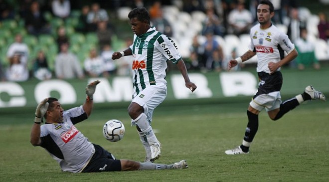 O goleiro Osmar, um dos melhores atletas do Operário em campo, tenta afastar a bola de Renatinho fora da área: na sequência, Geraldo pegou o rebote e a zaga salvou em cima da linha | 