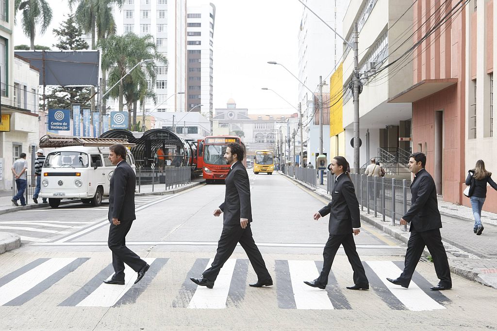 Da esquerda para a direita: Renato Scaramella Jr. (guitarra e voz), Abdul Osiecki (bateria), Alexandre Osiecki (baixo e voz) e Rodrigo Scaramella (guitarra e voz), os Beatles das araucárias | Marcelo Elias/ Gazeta do Povo