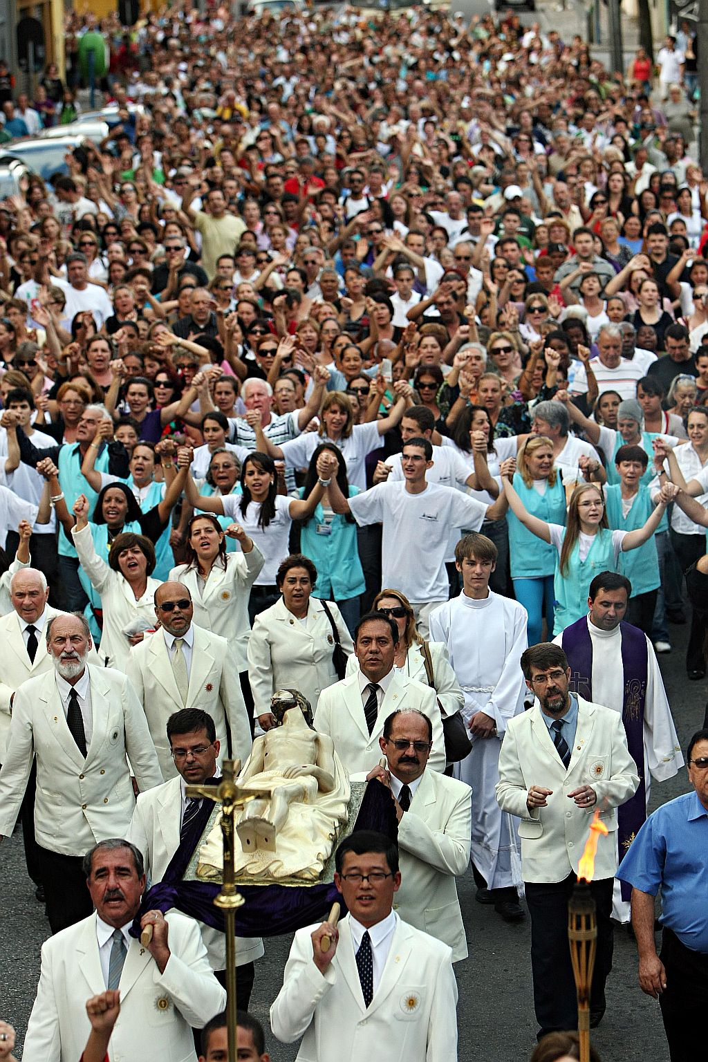 Procissão nas ruas do Centro: momento de reflexão e de agradecimento | Albari Rosa/Gazeta do Povo