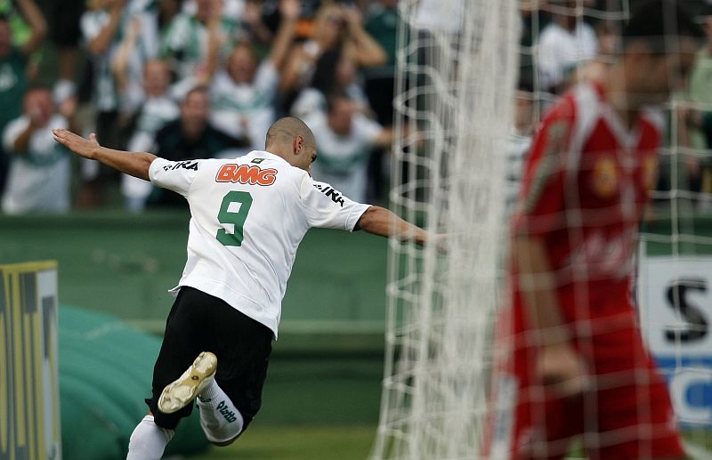 Ariel Nahuelpan comemora um de seus três gols: tarde teve sotaque argentino para o torcedor do Coxa | Rodolfo Bührer/Agência de Notícias Gazeta do Povo