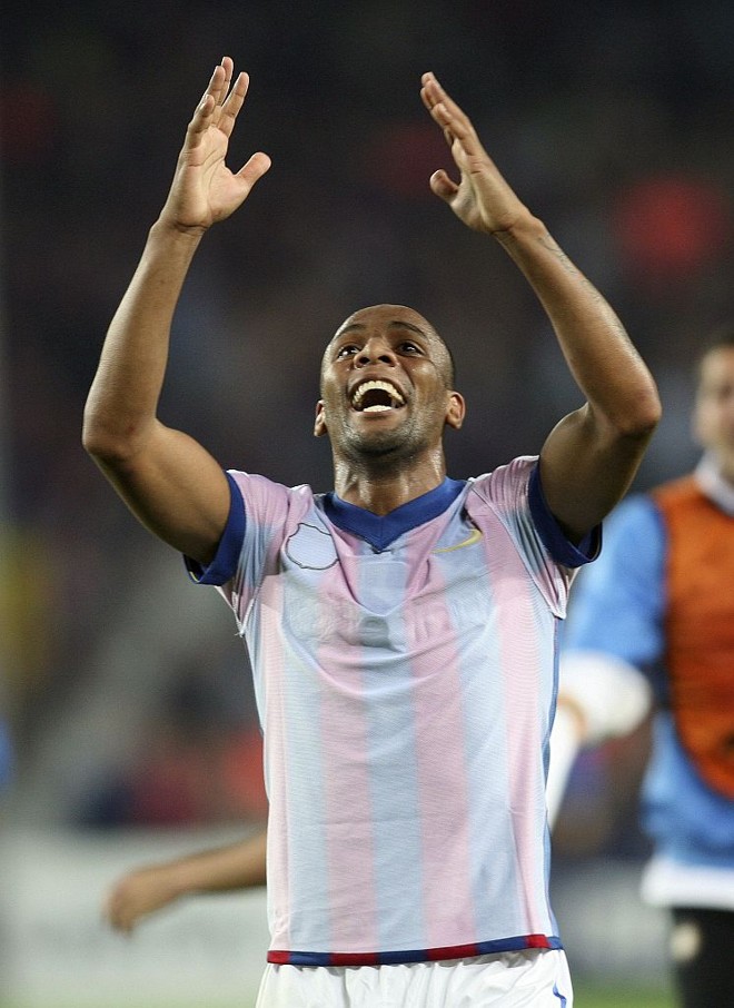Maicon - A postura defensiva da Inter, que apostou tudo em segurar a vantagem, tornou o lateral mais um zagueiro pela direita. Não teve chance de mostrar seu potencial ofensivo, mas cumpriu bem o papel tático determinado pelo técnico José Mourinho | 