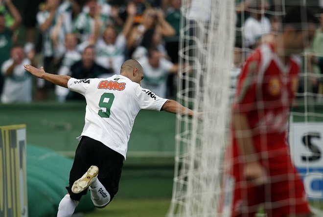 Ariel comemora um dos três gols anotados contra o Paranavaí, no sábado. Atacante começa a decidir o campeonato a favor do time de Ney Franco | 