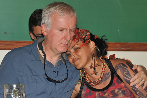 O diretor de "Avatar", James Cameron, e a líder indígena Sheila Juruna durante entrevista coletiva em apoio à manifestação contra a construção da Usina de Belo Monte, no Rio Xingu (PA) | Agência Brasil