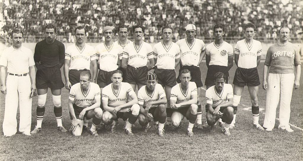O time alviverde de 1940 que fez história no primeiro jogo do Pacaembu. Em pé (da esquerda para a direita): técnico Antonio Corteze, Ari, Warde, Tonico, Sardinha, Borges, Arion, Augusto, Belico, Alfeu e Leonidas Marchandt.Agachados: Zequinha, Pio, Rubinho, Pivo e Saul. Zequinha, Alfeu e Pivo eram jogadores do Ferroviário | Grupo Helênicos/Coritiba Foot Ball Club.