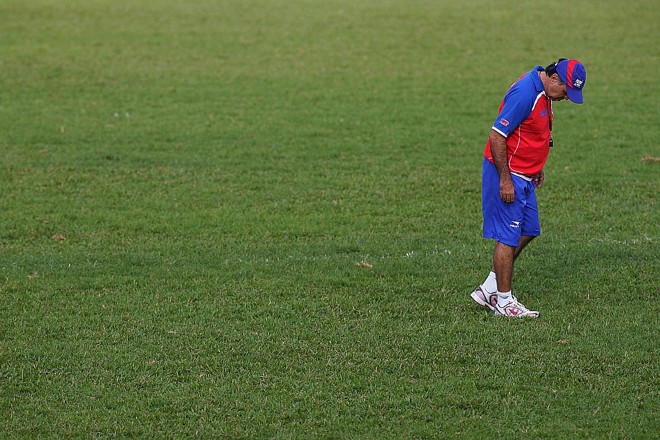 Preocupação paranista: o técnico Marcelo Oliveira durante treinamento do Paraná na Vila. Tricolor se ajusta para a Série B | 