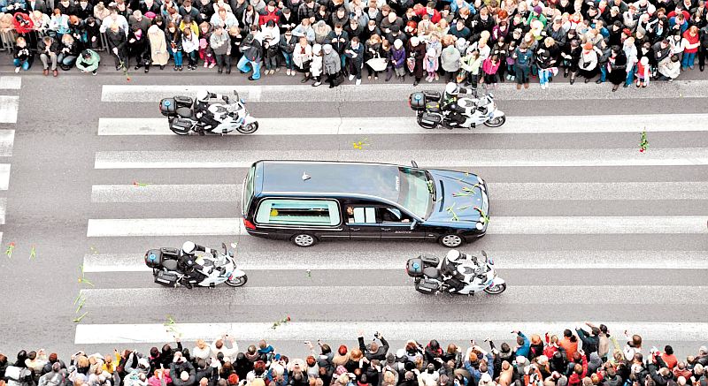 O carro funerário com o corpo do presidente polonês Lech Kaczynski é acompanhado pela população nas ruas no centro de Varsóvia | Franciszek Mazur/Reuters