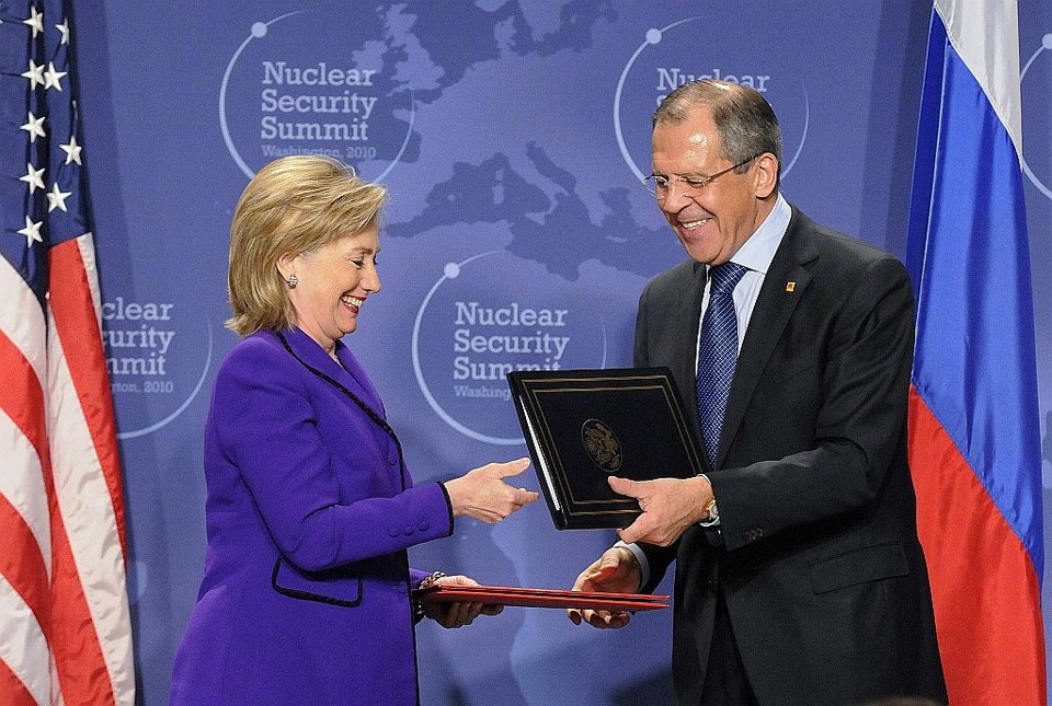 Secretária de Estado dos EUA, Hillary Clinton, e ministro das relações exteriores da Rússia, Sergei Lavrov, assinaram acordo para redução de estoques de plutônio, material usado na fabricação de armas nucleares | Reuters