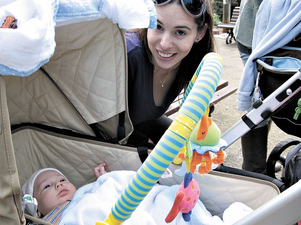 Danit Laish e seu bebê: para ela, a maioria judaica não será ultrapassada graças às famílias ortodoxas | Helena Carnieri