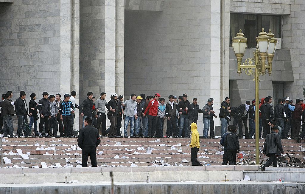 Jovens cercaram a sede da presidência do Quirguistão para evitar que ele fosse invadido | Reuters