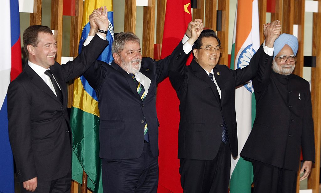 Líderes do Bric durante encontro no Brasil. Da esquerda para direita: presidente da Rússia Dimitry Medvedev, presidente Lula do Brasil, presidente chinês Hu Jintao, e primeiro-ministro da Índia Manmohan Singh | Reuters