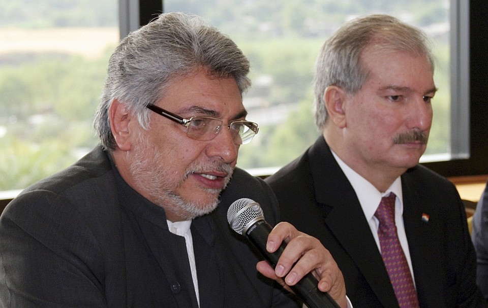 Presidente paraguaio Fernando Lugo (esquerda) ao lado do presidente do Congresso, Miguel Carrizosa, durante entrevista sobre a medida aprovada para combater a violência no norte do país | Reuters