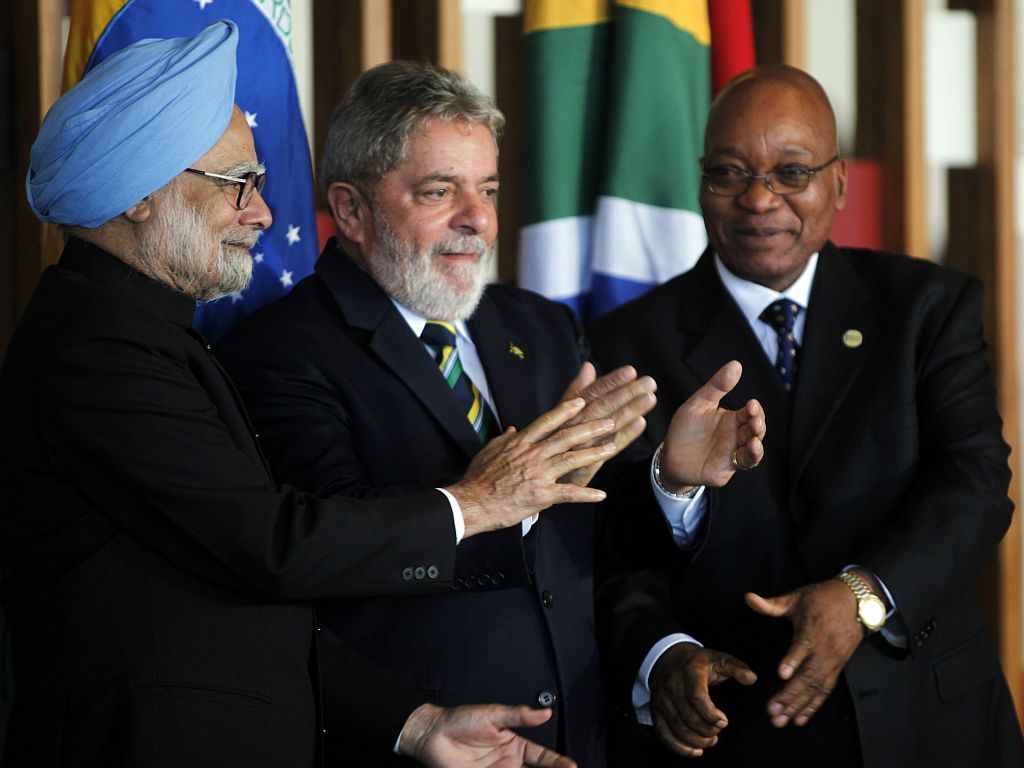 Premiê indiano Manmohan Singh (esquerda), presidente sul-africano Jacob Zuma (direita) e o presidente Lula assinaram acordos trilaterais na área de tecnologia | Reuters