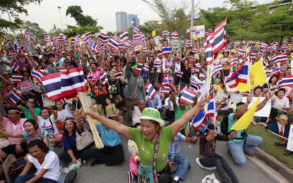 Manifestantes pró-governo agitam bandeiras nacionais durante rally em Bangcoc | Reuters