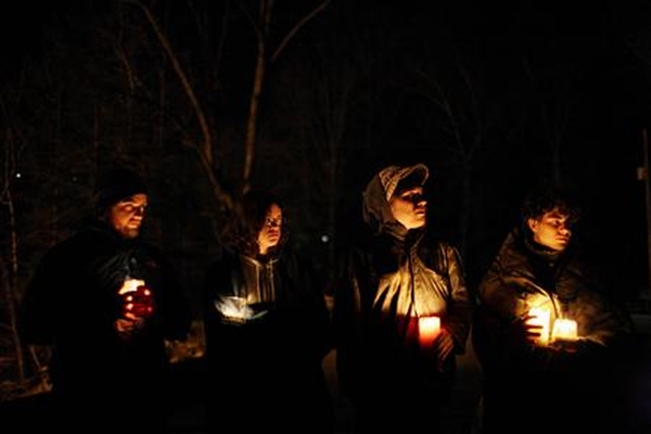 Americanos fazem vigília de oração em homenagem às vítimas da explosão que matou 29 pessoas | Reuters