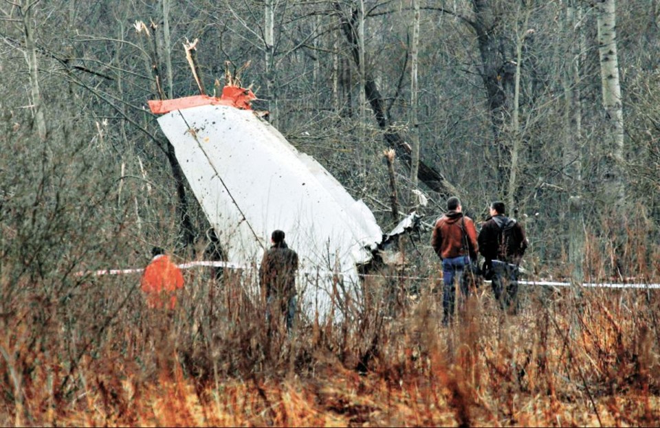 Destroços do Tupolev TU-154 que levava a Smolensk várias figuras importantes da política polonesa, incluindo o presidente e a primeira-dama | S-SergeiKarpuk/Reuters