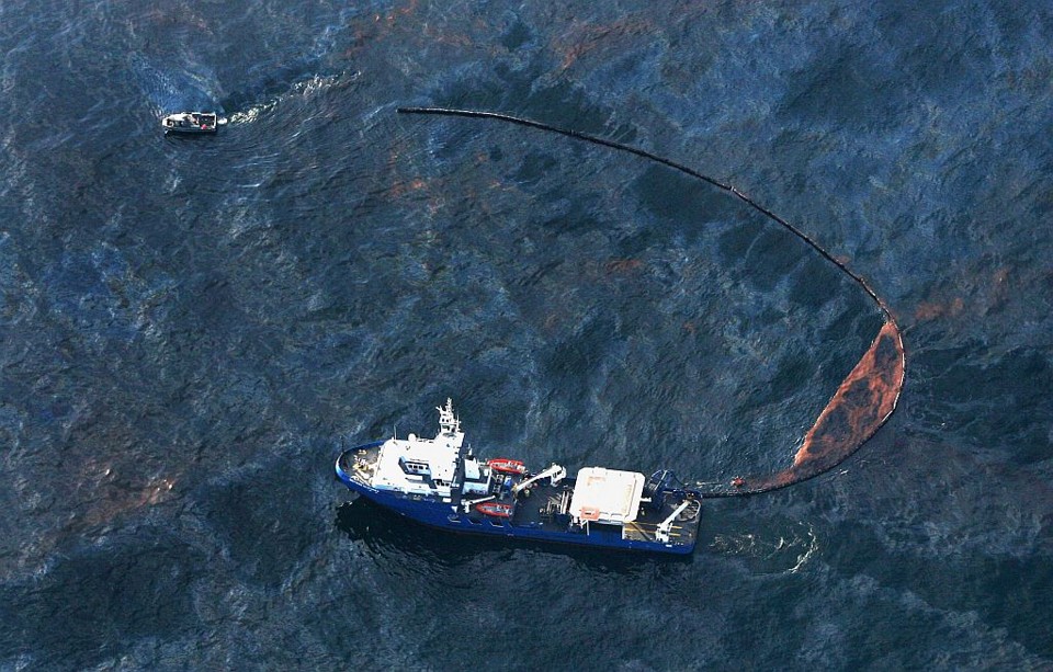 Quatro submarinos estão sendo usados para tentar conter o vazamento de óleo no Golfo do México | Reuters