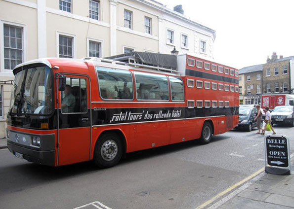O ônibus convertido em hotel promete visitar qualquer cidade do mundo | Divulgação